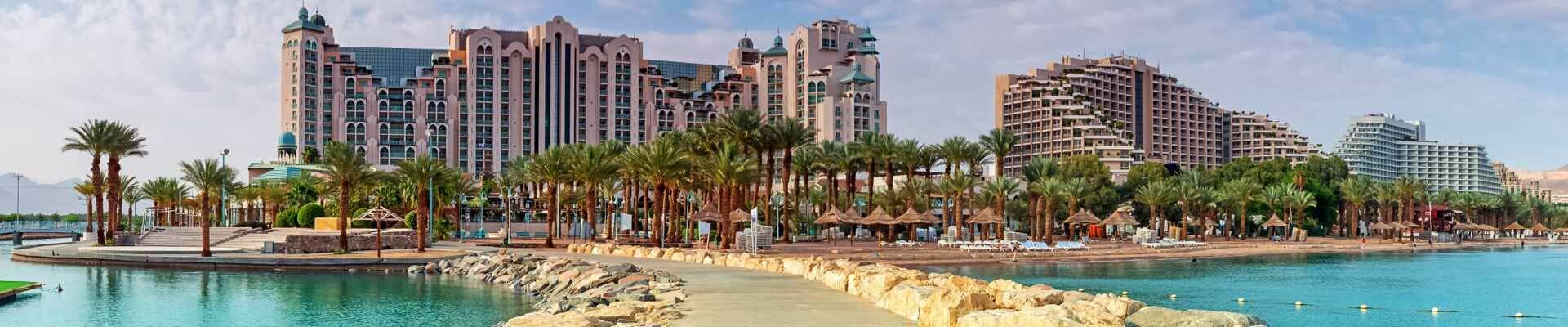טיילת החוף באילת בשעות היום, עם שורת בתי מלון ברקע לאורך החוף