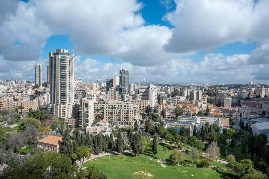 חדר אקזקיוטיב מחודש עם מרפסת נוף לעיר החדשה