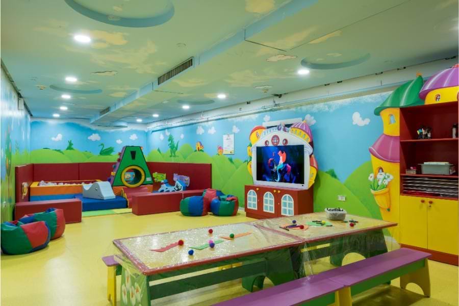 חדר משחקים צבעוני במלון לאונרדו פריוילג' אילת, עם פינות יצירה, משחקים ומסך טלוויזיה