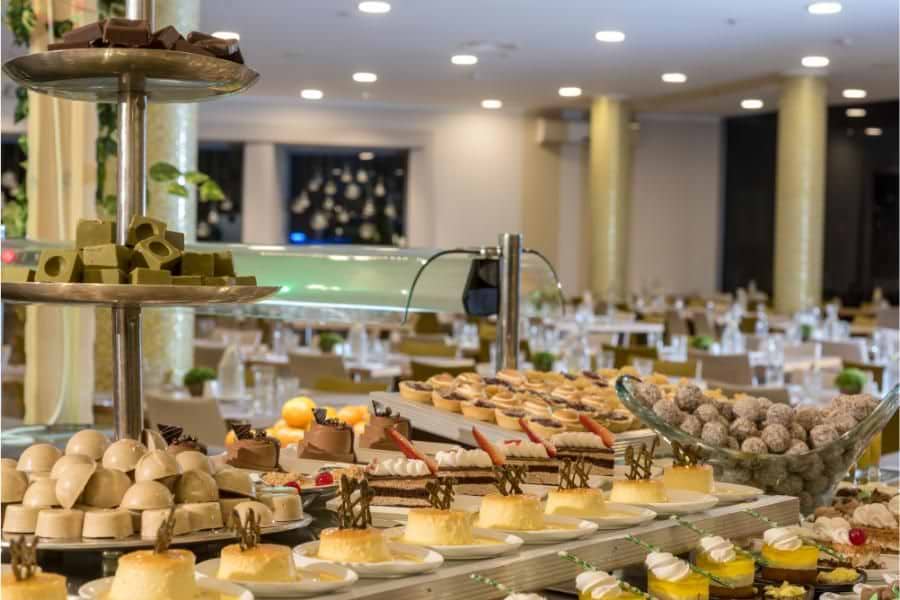 בופה קינוחים במסעדת המלון לאונרדו פריוילג' אילת עם מבחר מנות מתוקות 