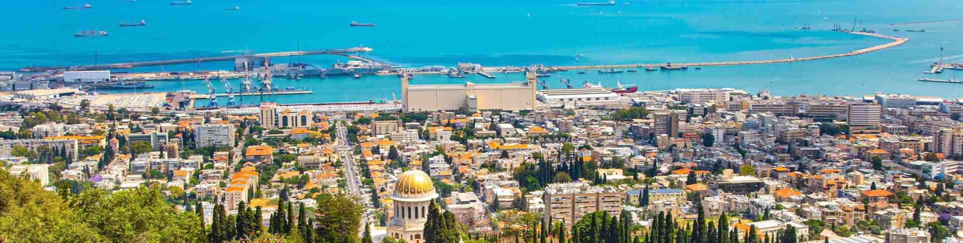 תצפית פנורמית על העיר חיפה, עם נמל חיפה והים התיכון ברקע