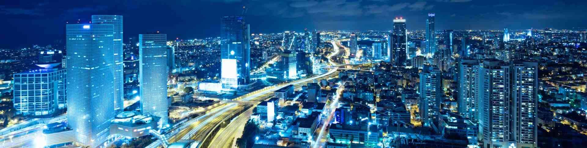 תצפית לילית על תל אביב עם גורדי שחקים מוארים 