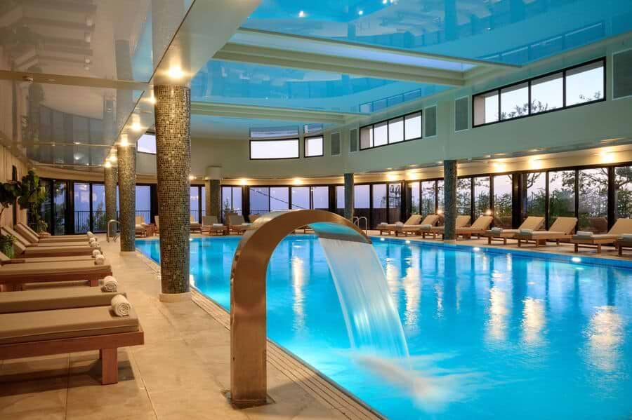 בריכה עם מפל מים 