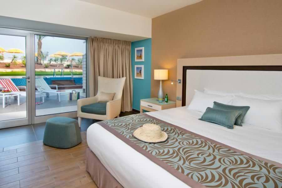 חדר אקזקיוטיב גן משפחה עם בריכה