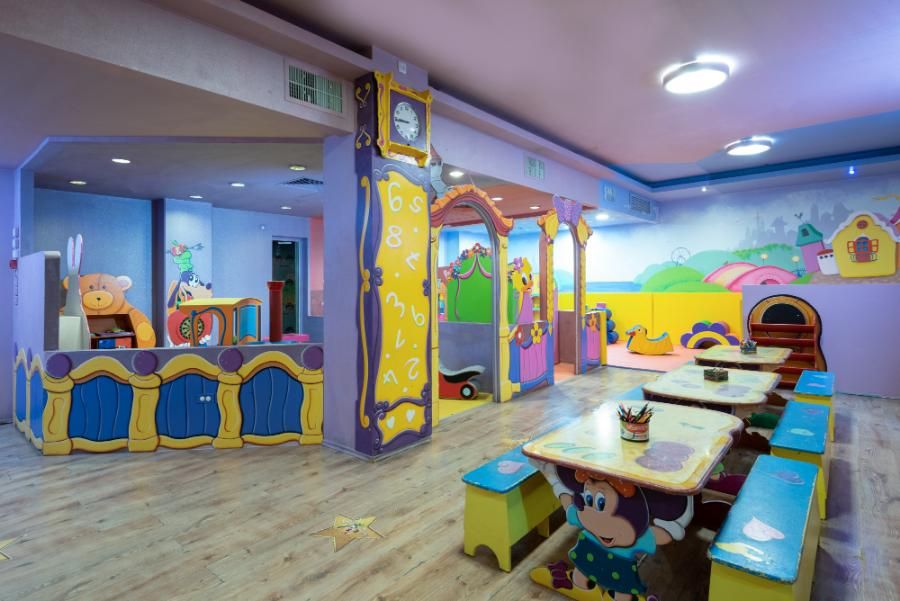 מועדון ילדים צבעוני עם שולחנות יצירה, מתקני משחקים ועיצוב בסגנון אגדה במלון הרודס אילת